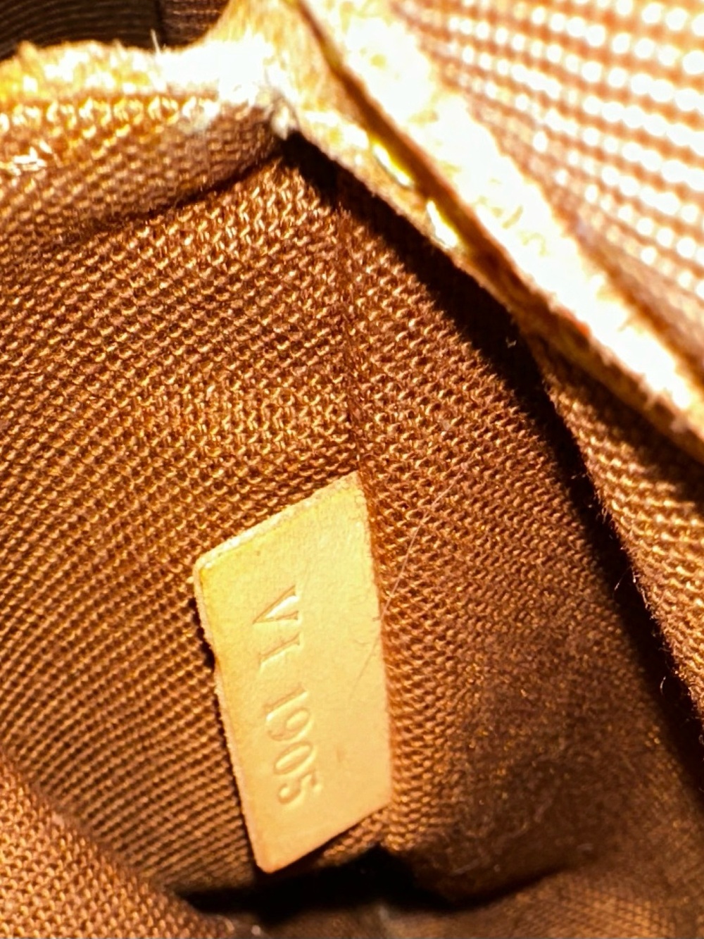 Louis Vuitton Alma - Picture 5 of 11